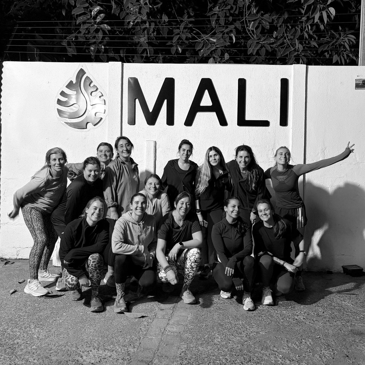 Comunidad Mali Run frente al muro de Mali
