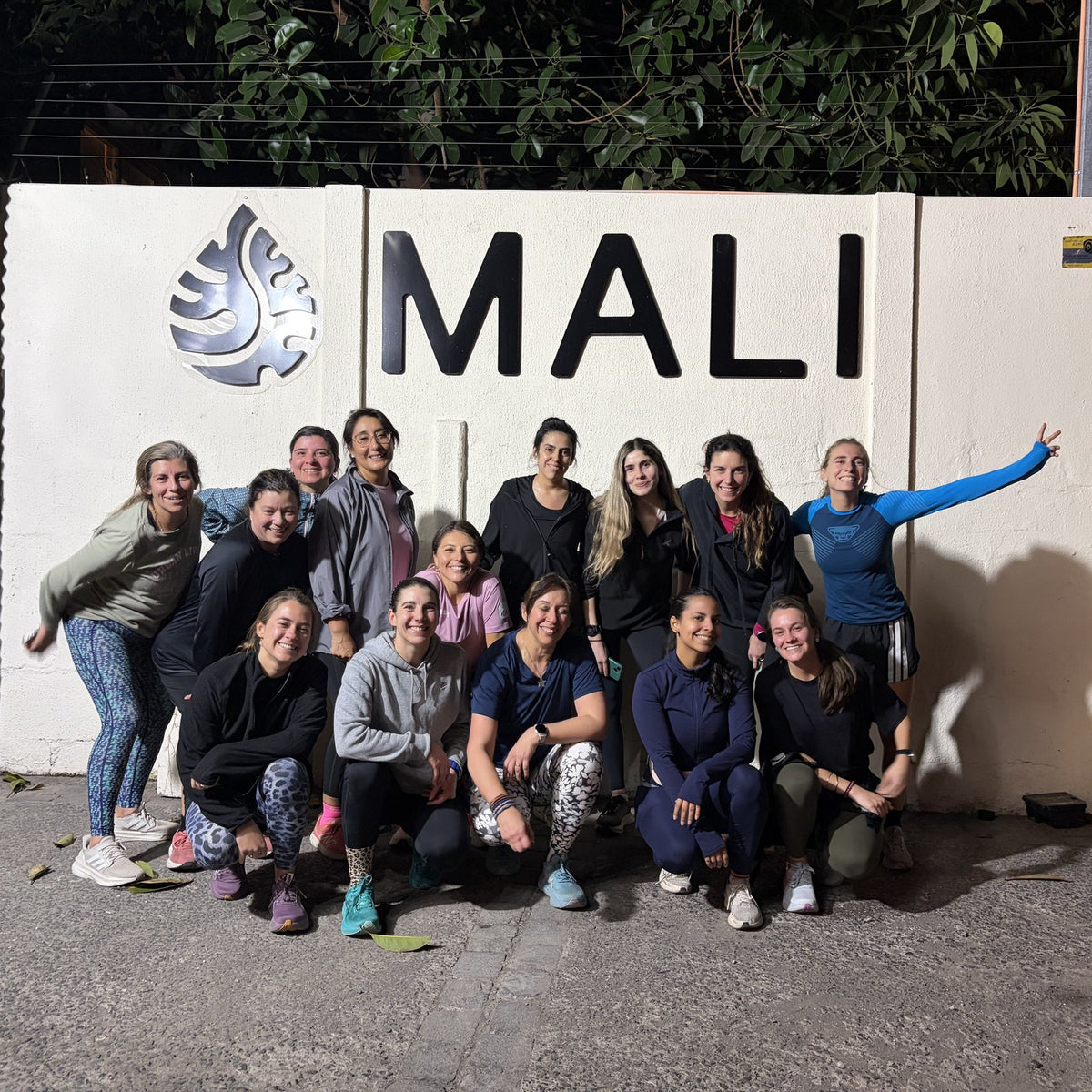 Comunidad Mali Run frente al muro de Mali
